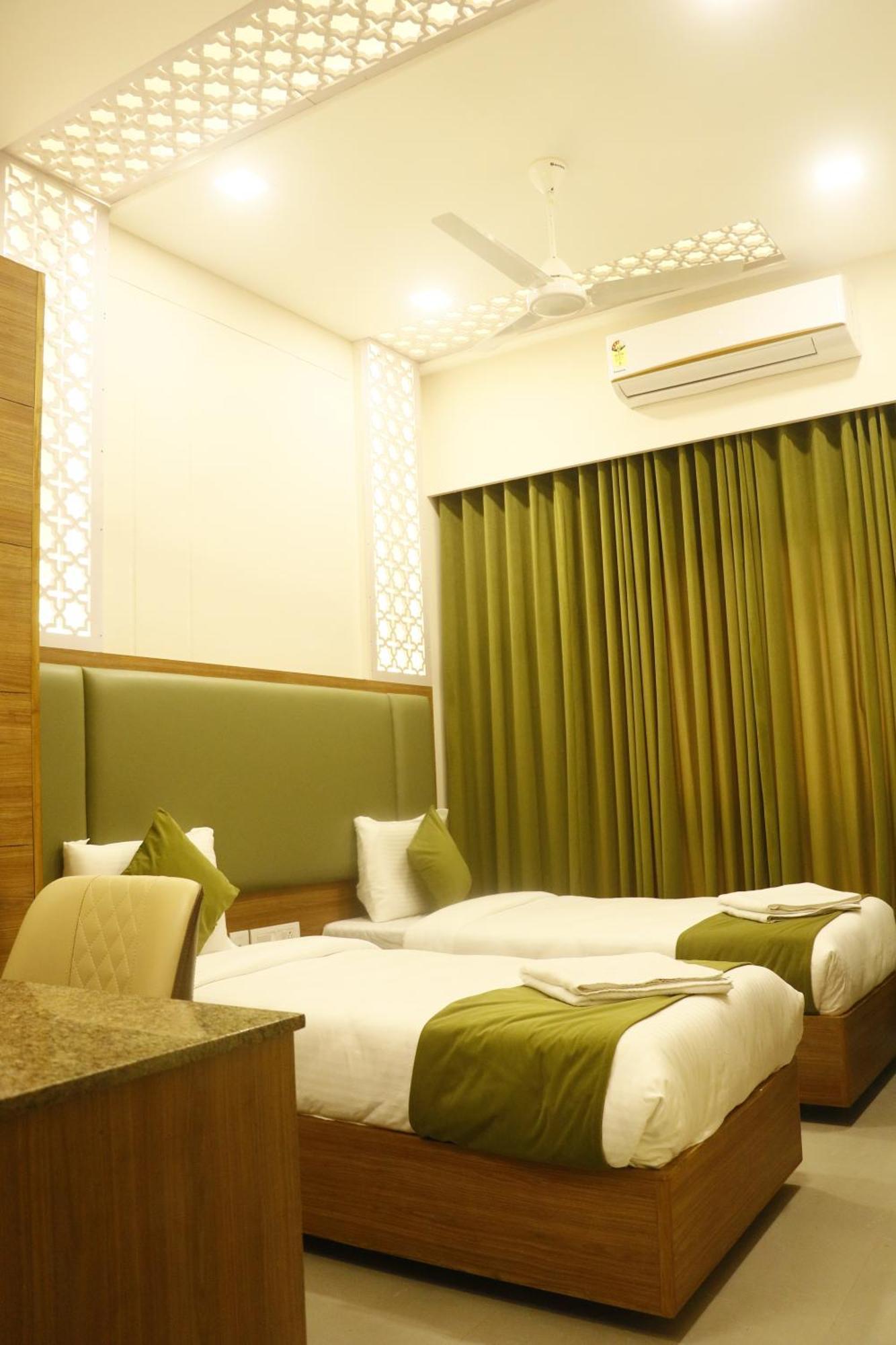 Cosmo Grande Hotel Chennai Exterior foto